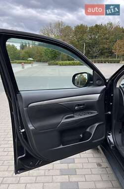 Внедорожник / Кроссовер Mitsubishi Outlander 2016 в 