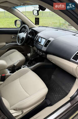 Позашляховик / Кросовер Mitsubishi Outlander 2012 в  фото 20 Позашляховик / Кросовер Mitsubishi Outlander 2012 в