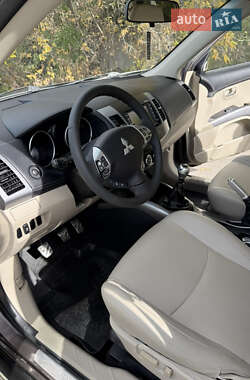 Позашляховик / Кросовер Mitsubishi Outlander 2012 в  фото 24 Позашляховик / Кросовер Mitsubishi Outlander 2012 в