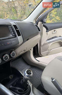 Позашляховик / Кросовер Mitsubishi Outlander 2012 в  фото 28 Позашляховик / Кросовер Mitsubishi Outlander 2012 в