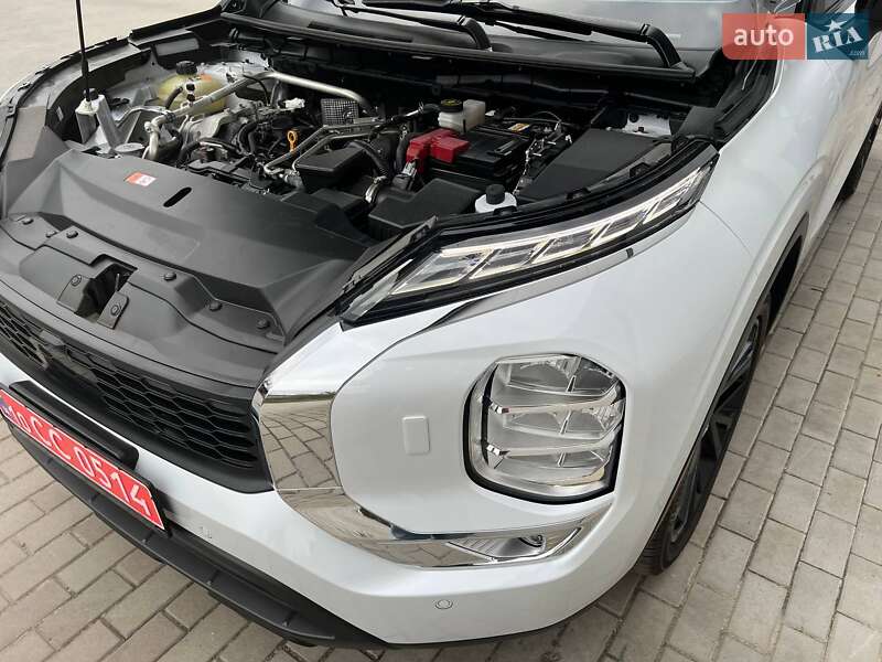 Внедорожник / Кроссовер Mitsubishi Outlander 2023 в Киеве