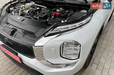 Внедорожник / Кроссовер Mitsubishi Outlander 2023 в 