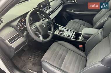 Внедорожник / Кроссовер Mitsubishi Outlander 2023 в 