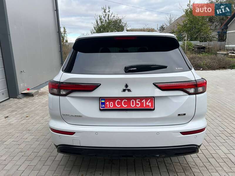 Внедорожник / Кроссовер Mitsubishi Outlander 2023 в Киеве