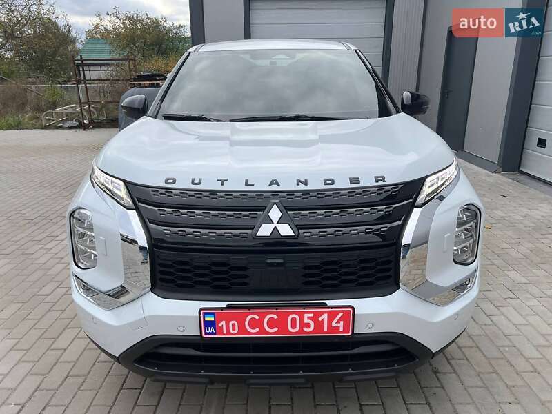 Внедорожник / Кроссовер Mitsubishi Outlander 2023 в Киеве