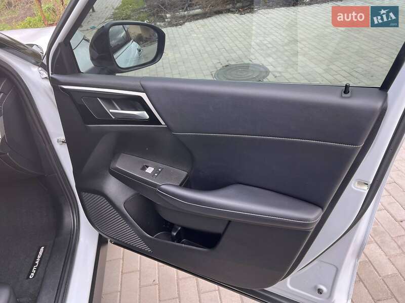 Внедорожник / Кроссовер Mitsubishi Outlander 2023 в Киеве
