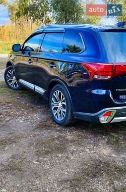 Внедорожник / Кроссовер Mitsubishi Outlander 2017 в 