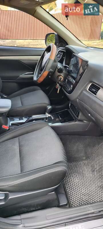 Внедорожник / Кроссовер Mitsubishi Outlander 2017 в Смеле