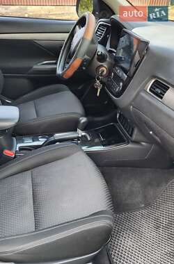 Внедорожник / Кроссовер Mitsubishi Outlander 2017 в 
