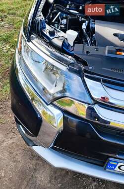 Внедорожник / Кроссовер Mitsubishi Outlander 2017 в 