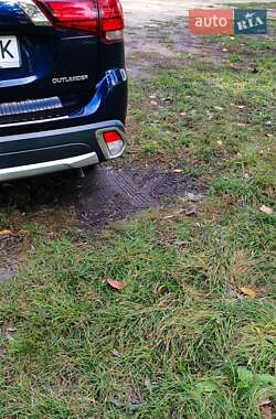Внедорожник / Кроссовер Mitsubishi Outlander 2017 в 