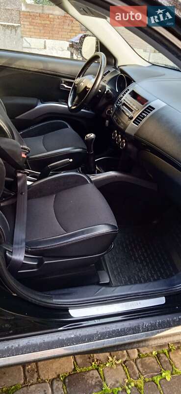 Внедорожник / Кроссовер Mitsubishi Outlander 2010 в Заре