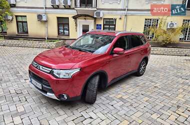 Внедорожник / Кроссовер Mitsubishi Outlander 2014 в 