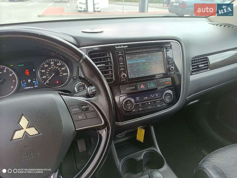 Внедорожник / Кроссовер Mitsubishi Outlander 2016 в Киеве