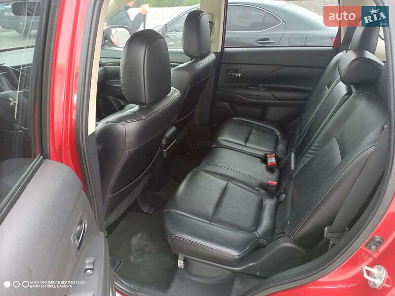 Внедорожник / Кроссовер Mitsubishi Outlander 2016 в Киеве