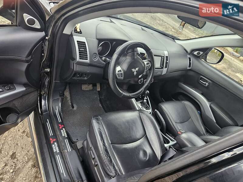 Внедорожник / Кроссовер Mitsubishi Outlander 2010 в Нововолынске