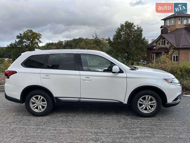 Позашляховик / Кросовер Mitsubishi Outlander 2019 в Києві