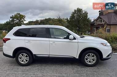 Внедорожник / Кроссовер Mitsubishi Outlander 2019 в 