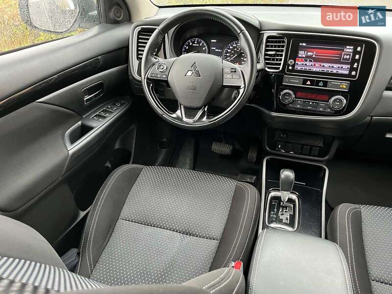 Позашляховик / Кросовер Mitsubishi Outlander 2019 в Києві