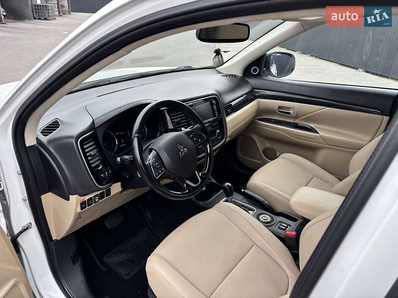 Внедорожник / Кроссовер Mitsubishi Outlander 2016 в Черкассах
