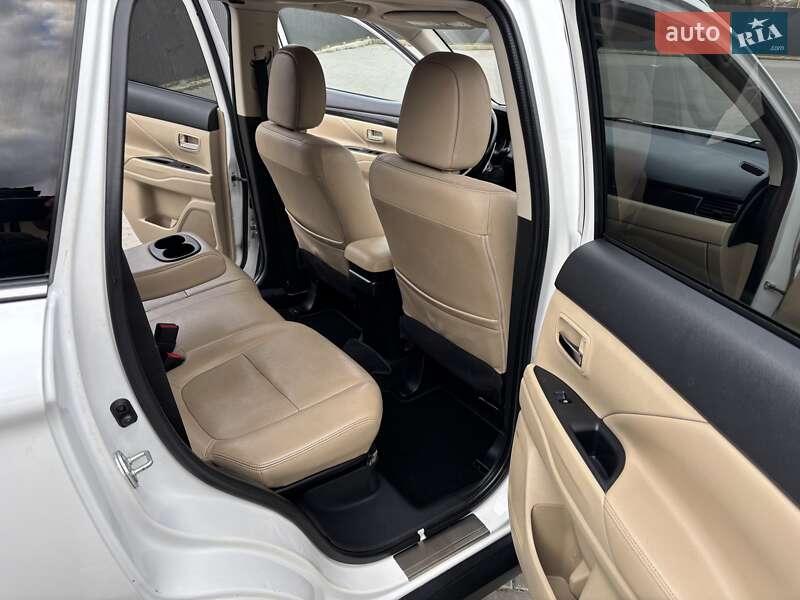 Внедорожник / Кроссовер Mitsubishi Outlander 2016 в Черкассах