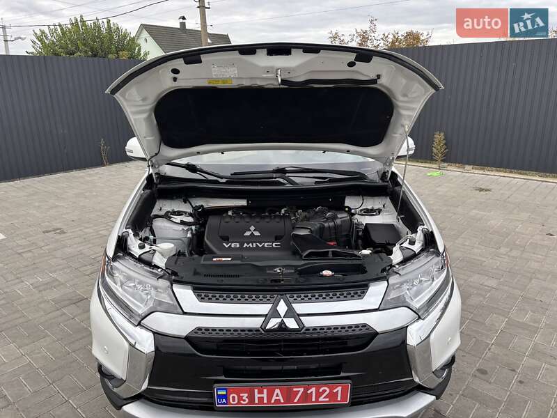 Внедорожник / Кроссовер Mitsubishi Outlander 2016 в Черкассах