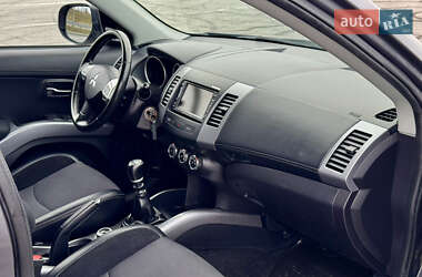 Внедорожник / Кроссовер Mitsubishi Outlander 2012 в 