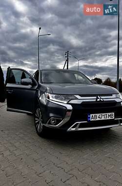 Позашляховик / Кросовер Mitsubishi Outlander 2020 в 