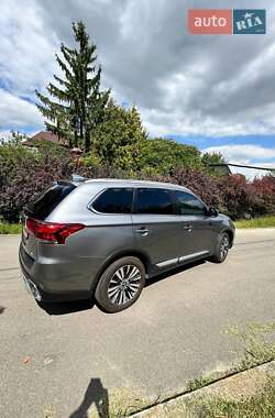 Позашляховик / Кросовер Mitsubishi Outlander 2020 в 