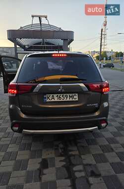 Внедорожник / Кроссовер Mitsubishi Outlander 2015 в 