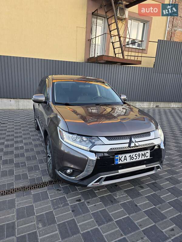 Внедорожник / Кроссовер Mitsubishi Outlander 2015 в Хмельницком