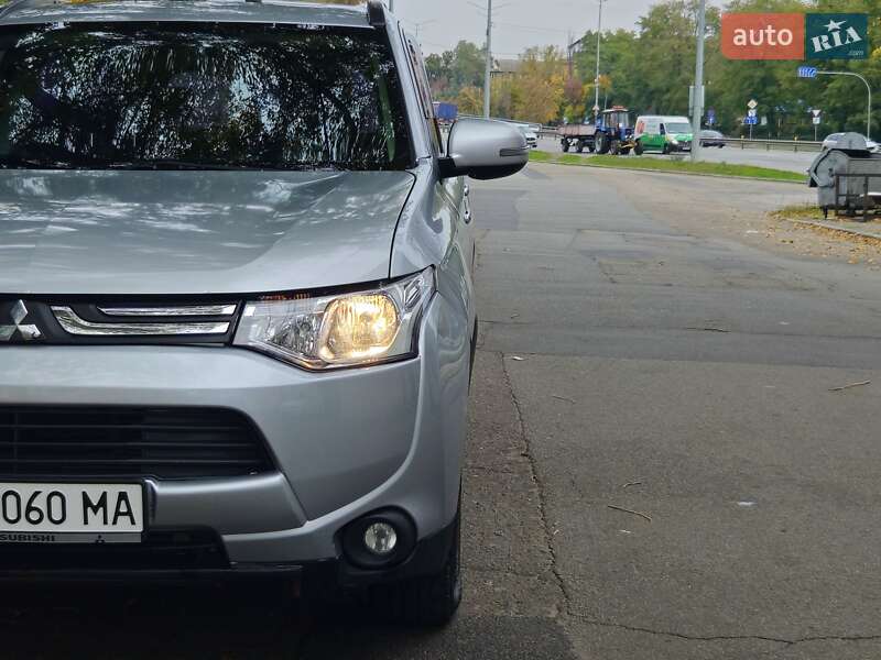 Внедорожник / Кроссовер Mitsubishi Outlander 2012 в 
