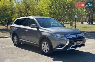 Внедорожник / Кроссовер Mitsubishi Outlander 2021 в 