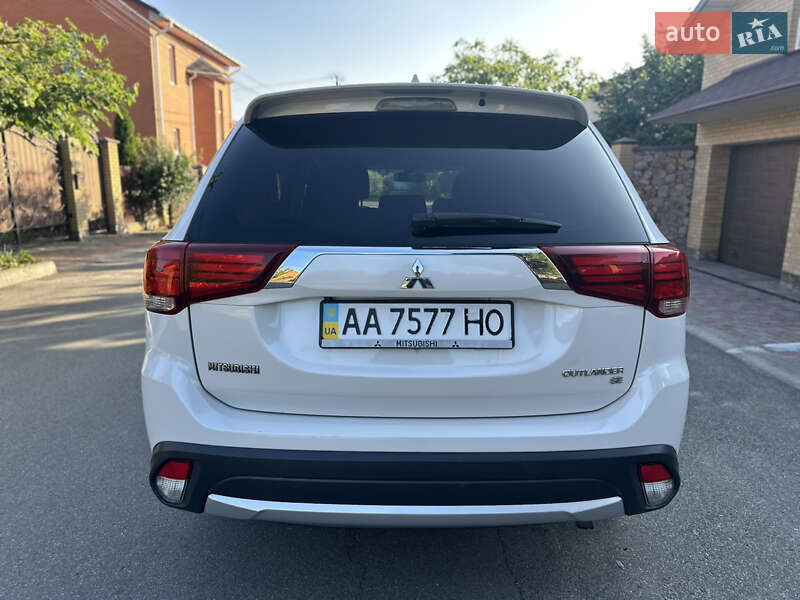 Внедорожник / Кроссовер Mitsubishi Outlander 2016 в Киеве
