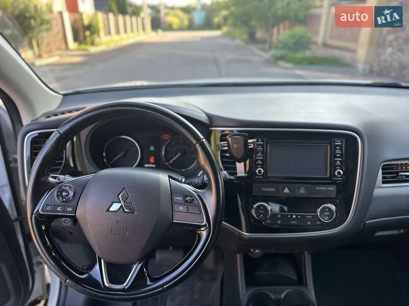 Внедорожник / Кроссовер Mitsubishi Outlander 2016 в Киеве