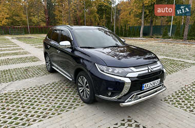 Позашляховик / Кросовер Mitsubishi Outlander 2022 в 