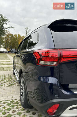 Позашляховик / Кросовер Mitsubishi Outlander 2022 в 