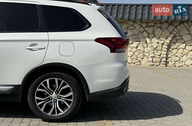 Внедорожник / Кроссовер Mitsubishi Outlander 2015 в 