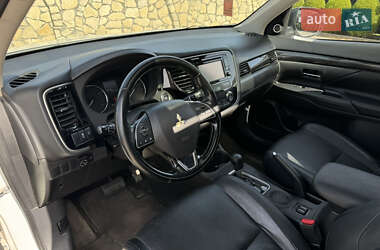 Внедорожник / Кроссовер Mitsubishi Outlander 2015 в 