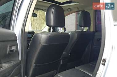 Внедорожник / Кроссовер Mitsubishi Outlander 2012 в 