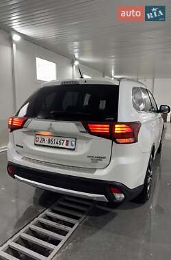 Позашляховик / Кросовер Mitsubishi Outlander 2016 в  фото 11 Позашляховик / Кросовер Mitsubishi Outlander 2016 в