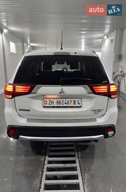 Позашляховик / Кросовер Mitsubishi Outlander 2016 в  фото 14 Позашляховик / Кросовер Mitsubishi Outlander 2016 в