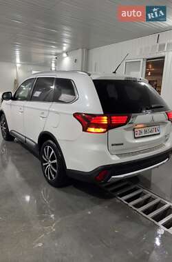 Позашляховик / Кросовер Mitsubishi Outlander 2016 в  фото 16 Позашляховик / Кросовер Mitsubishi Outlander 2016 в
