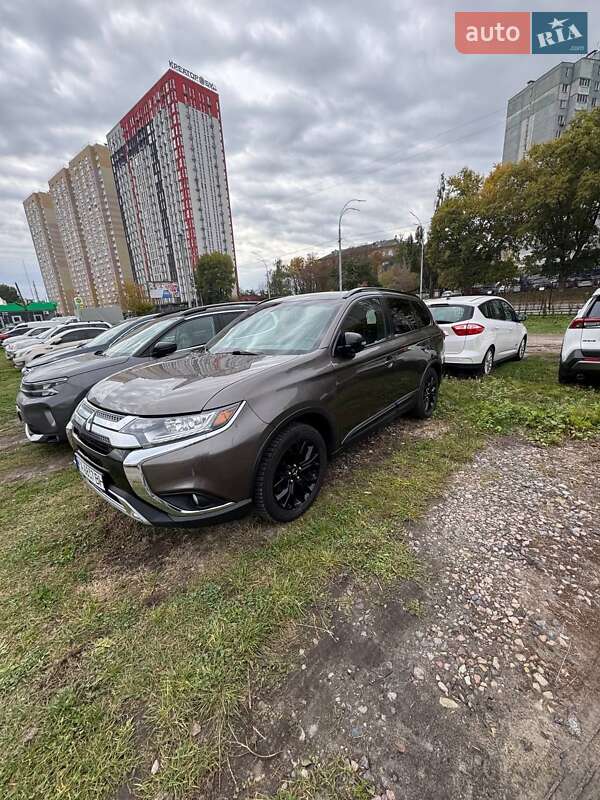 Внедорожник / Кроссовер Mitsubishi Outlander 2018 в Киеве