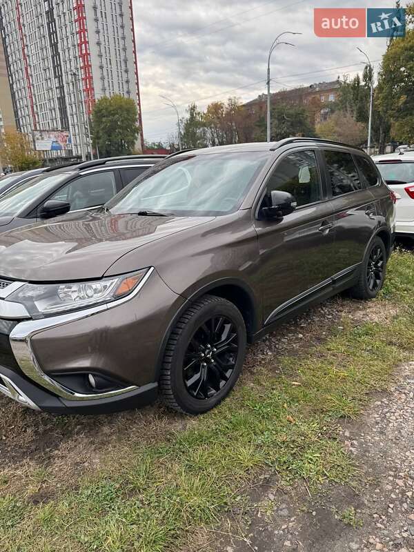 Внедорожник / Кроссовер Mitsubishi Outlander 2018 в Киеве