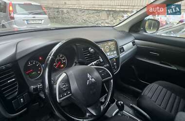 Внедорожник / Кроссовер Mitsubishi Outlander 2014 в 