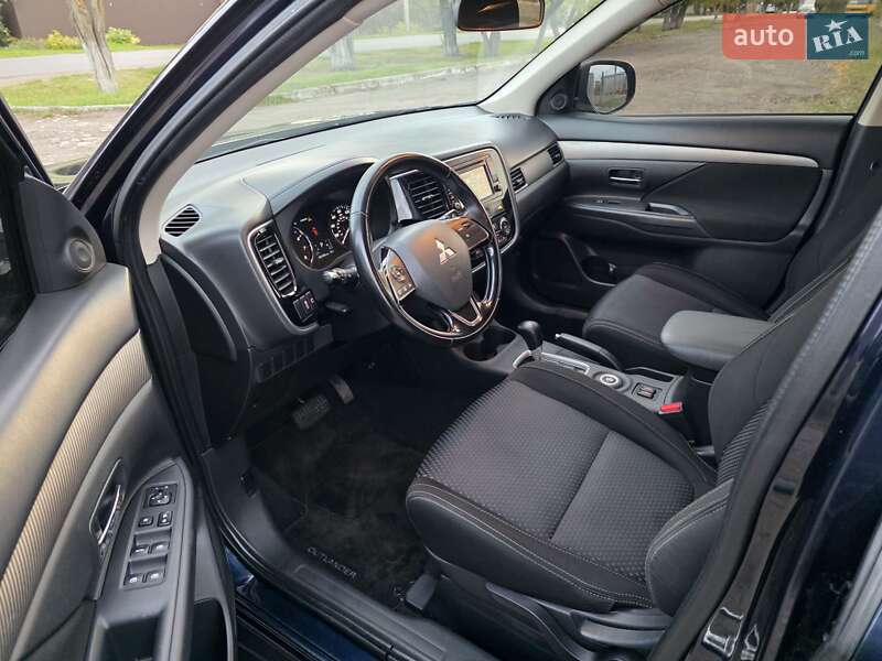Внедорожник / Кроссовер Mitsubishi Outlander 2016 в Одессе