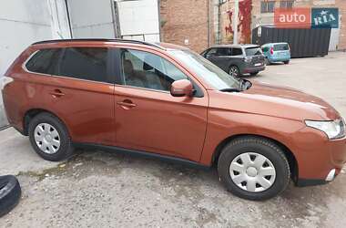Позашляховик / Кросовер Mitsubishi Outlander 2013 в  фото 4 Позашляховик / Кросовер Mitsubishi Outlander 2013 в