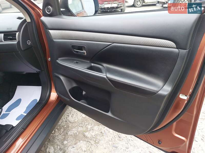 Позашляховик / Кросовер Mitsubishi Outlander 2013 в Рівному фото 24 Позашляховик / Кросовер Mitsubishi Outlander 2013 в Рівному