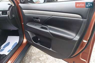 Позашляховик / Кросовер Mitsubishi Outlander 2013 в  фото 24 Позашляховик / Кросовер Mitsubishi Outlander 2013 в